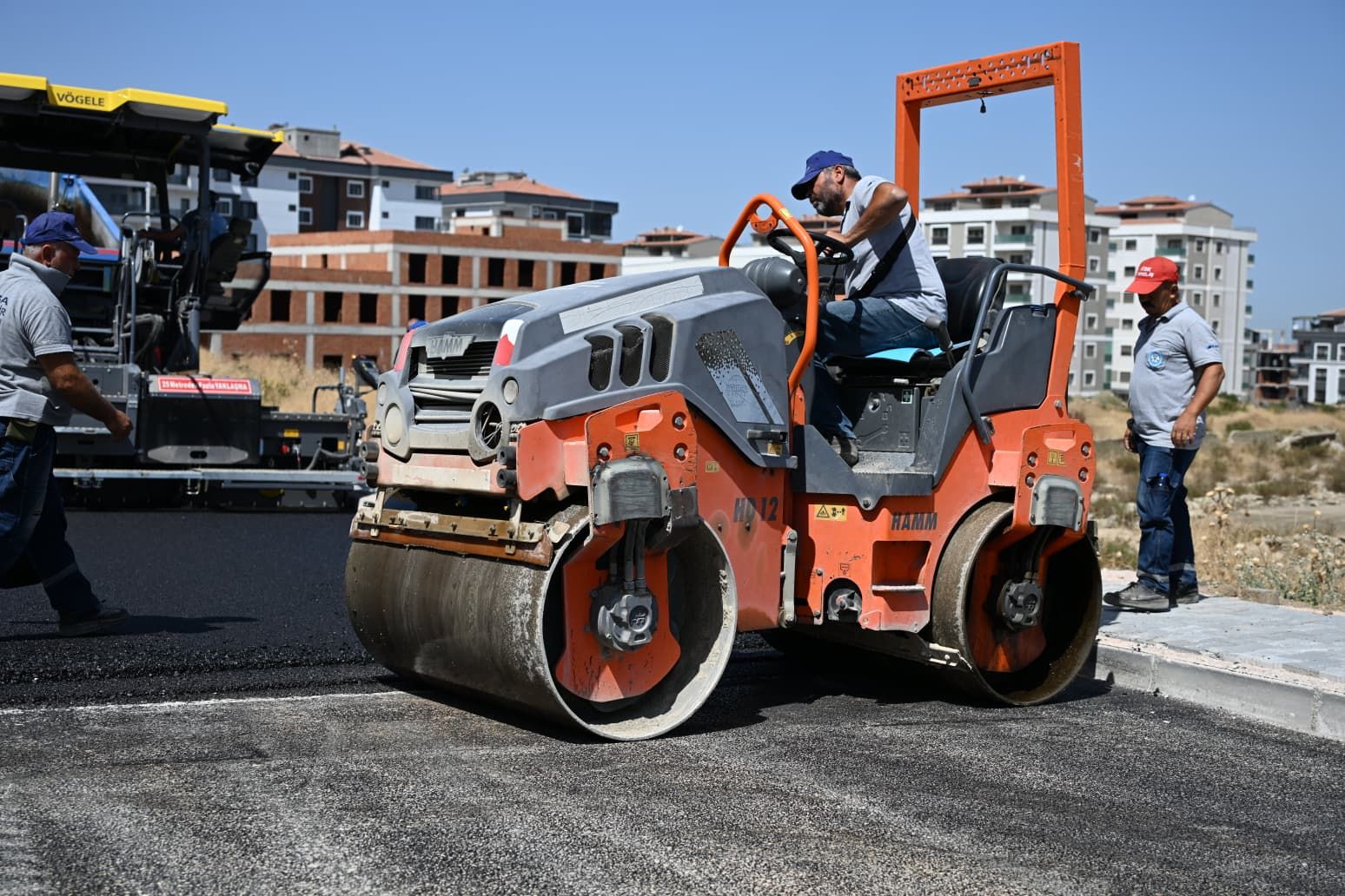 3 Bin Ton Asfalt, 12 Kilometre Kaplama: Turgutlu’da Yollar Yenileniyor