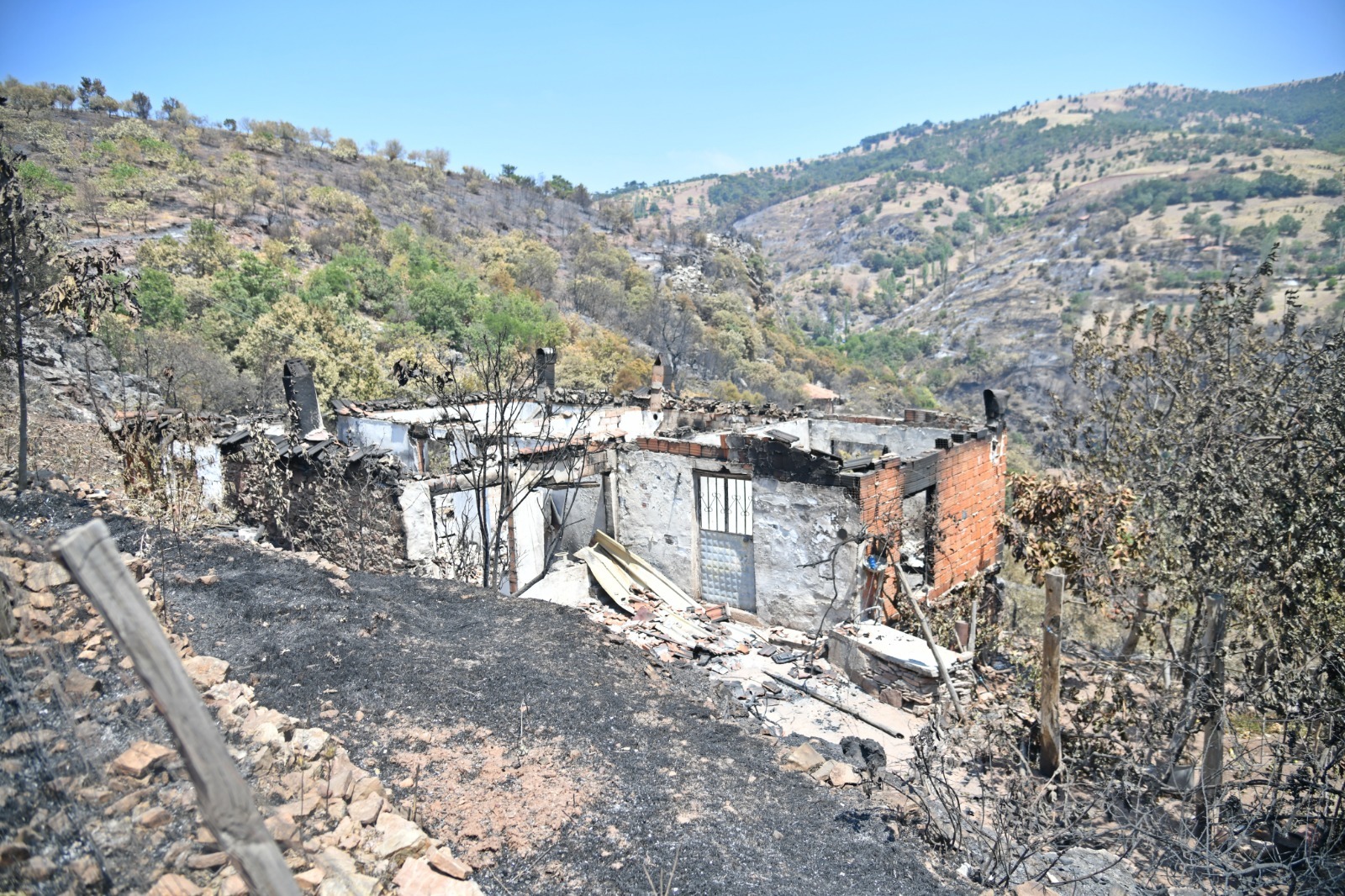 Deprem ve Doğal Afet Komisyonu Akhisar'da Yangın Bölgesini İnceledi
