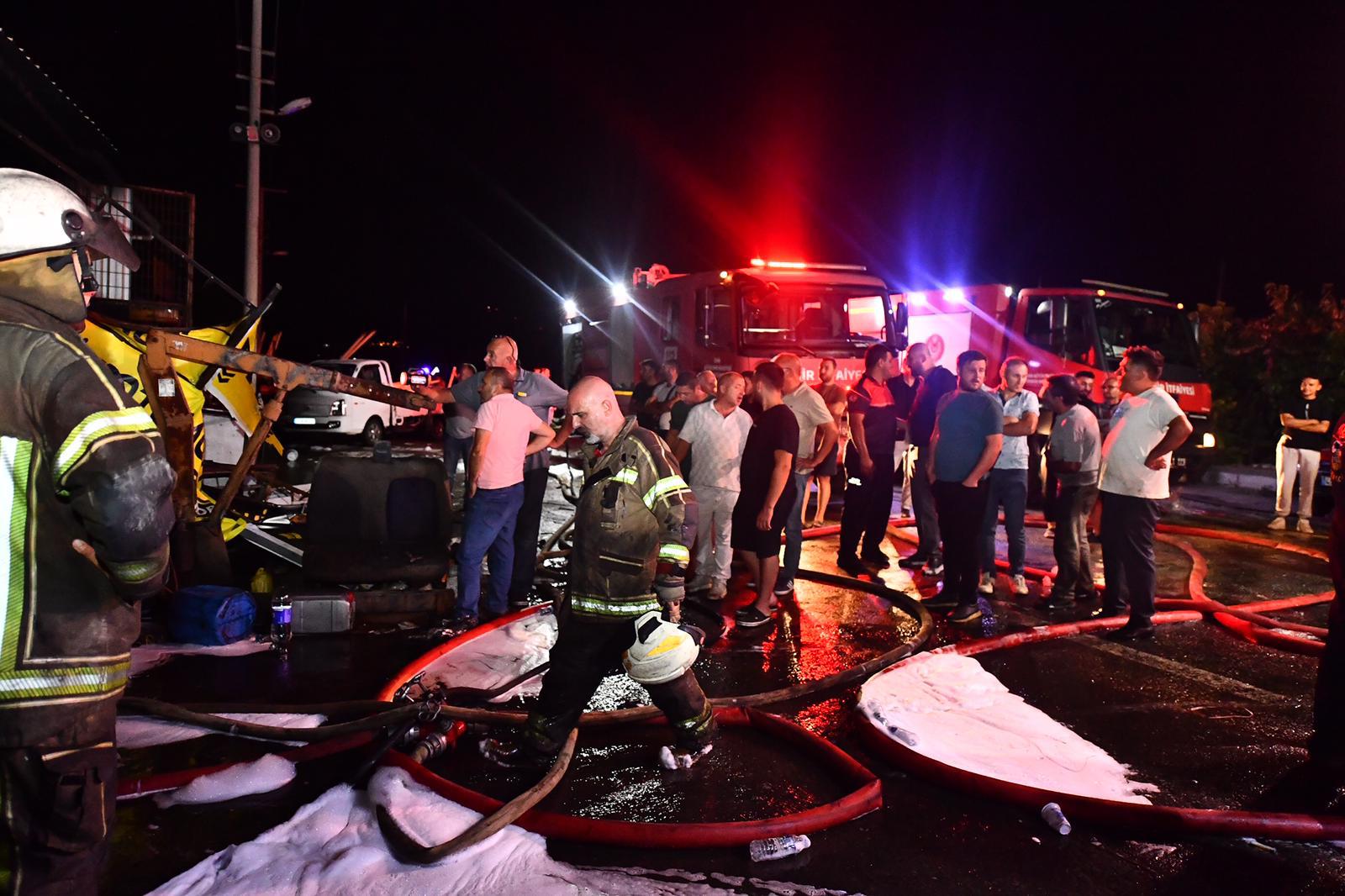 Bağyurdu'ndaki yangından 7 iş yeri, 3 araç etkilendi