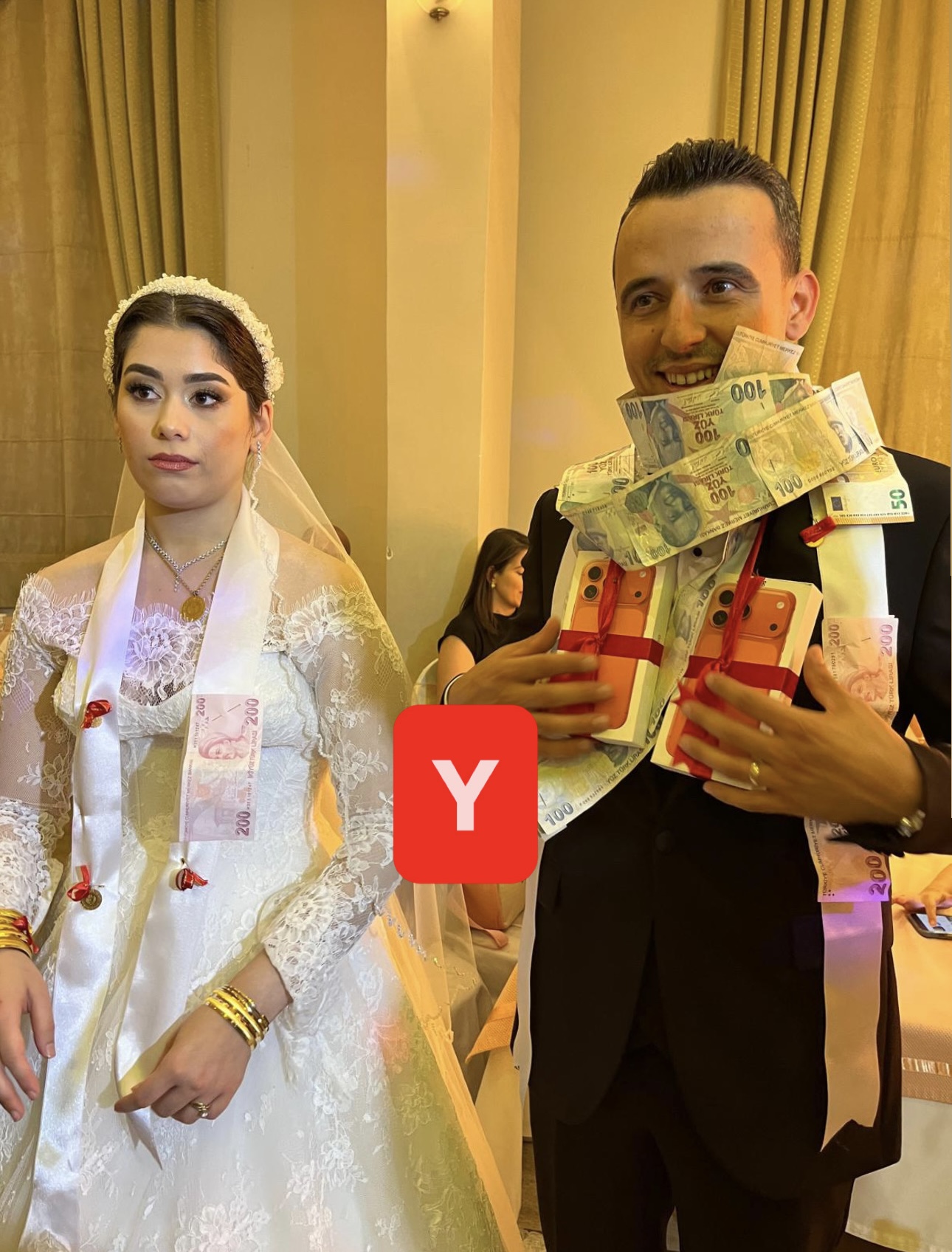 Turgutlu’da şaşırtan düğün hediyesi: Damada iPhone 17 Pro Max Takıldı!