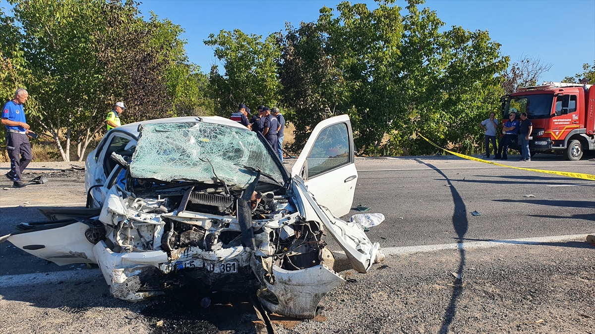 Manisa'da kaza! Otomobil alev aldı 3 kişi öldü 2 kişi yaralandı