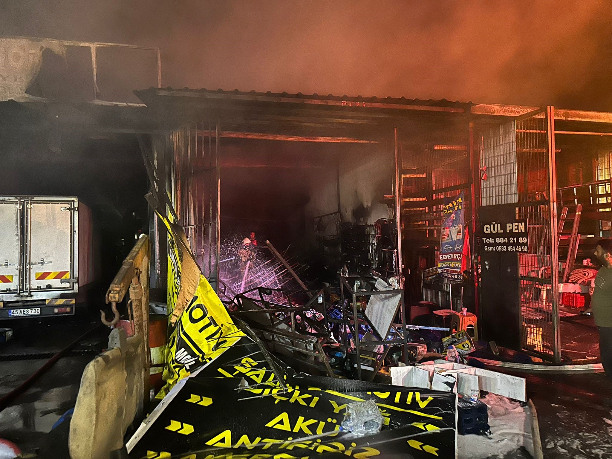 Sanayi sitesinde yangın 3 iş yeri kül oldu!