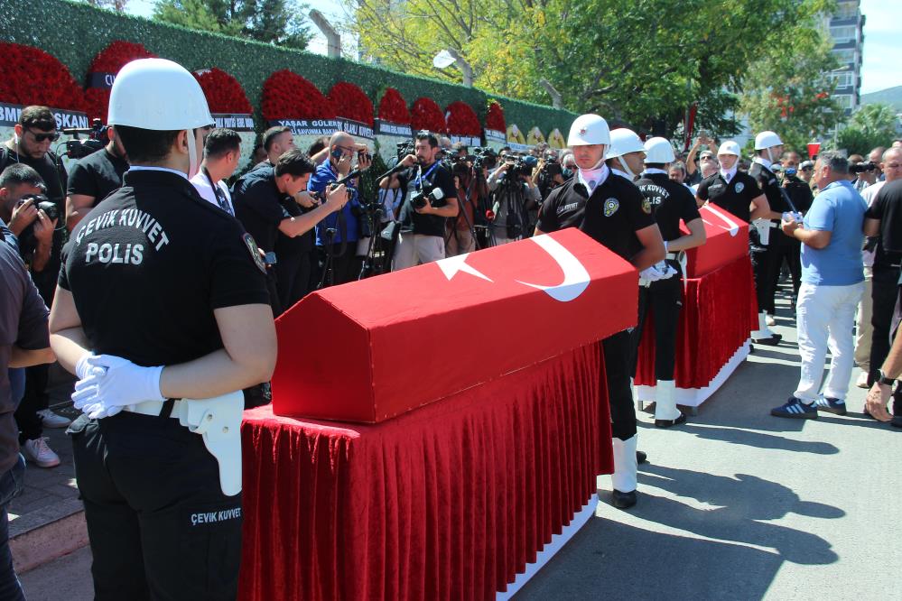 Polis şehitlerimize son görev.. Cenaze namazını imam babası kıldırdı