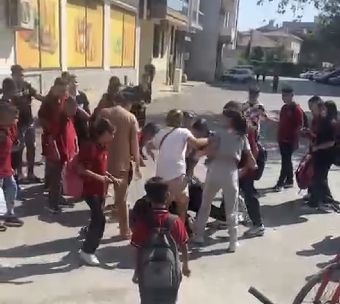 İzmir'de 12 yaşındaki çocuk 10 kişi tarafından darp edildi!