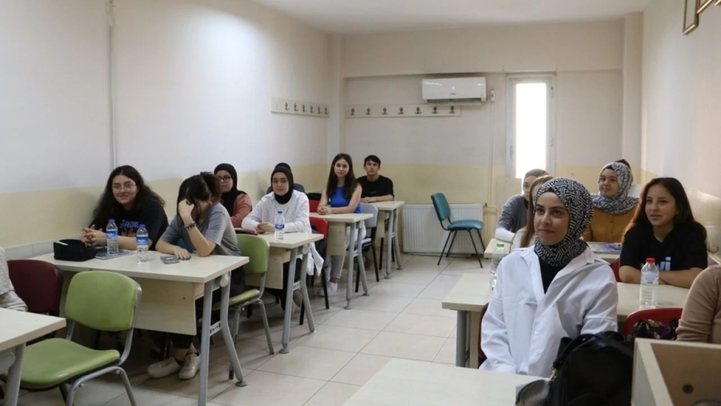 Çorbadan Çantaya, Misafirhaneden Kursa  Manisa'da Öğrencilere Tam Destek