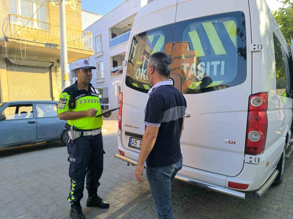 Manisa genelinde okulun ilk gününde servislere denetim