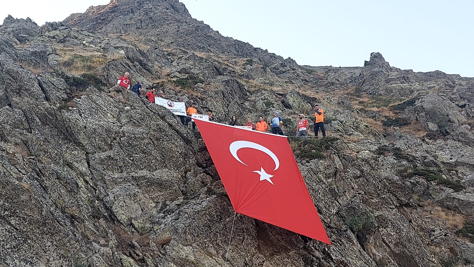 Turgutlulu dağcılardan anlamlı tırmanış
