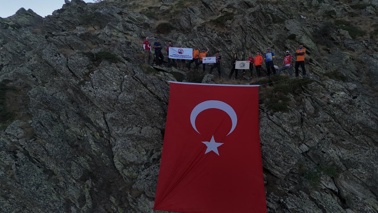 Turgutlulu dağcılardan anlamlı tırmanış