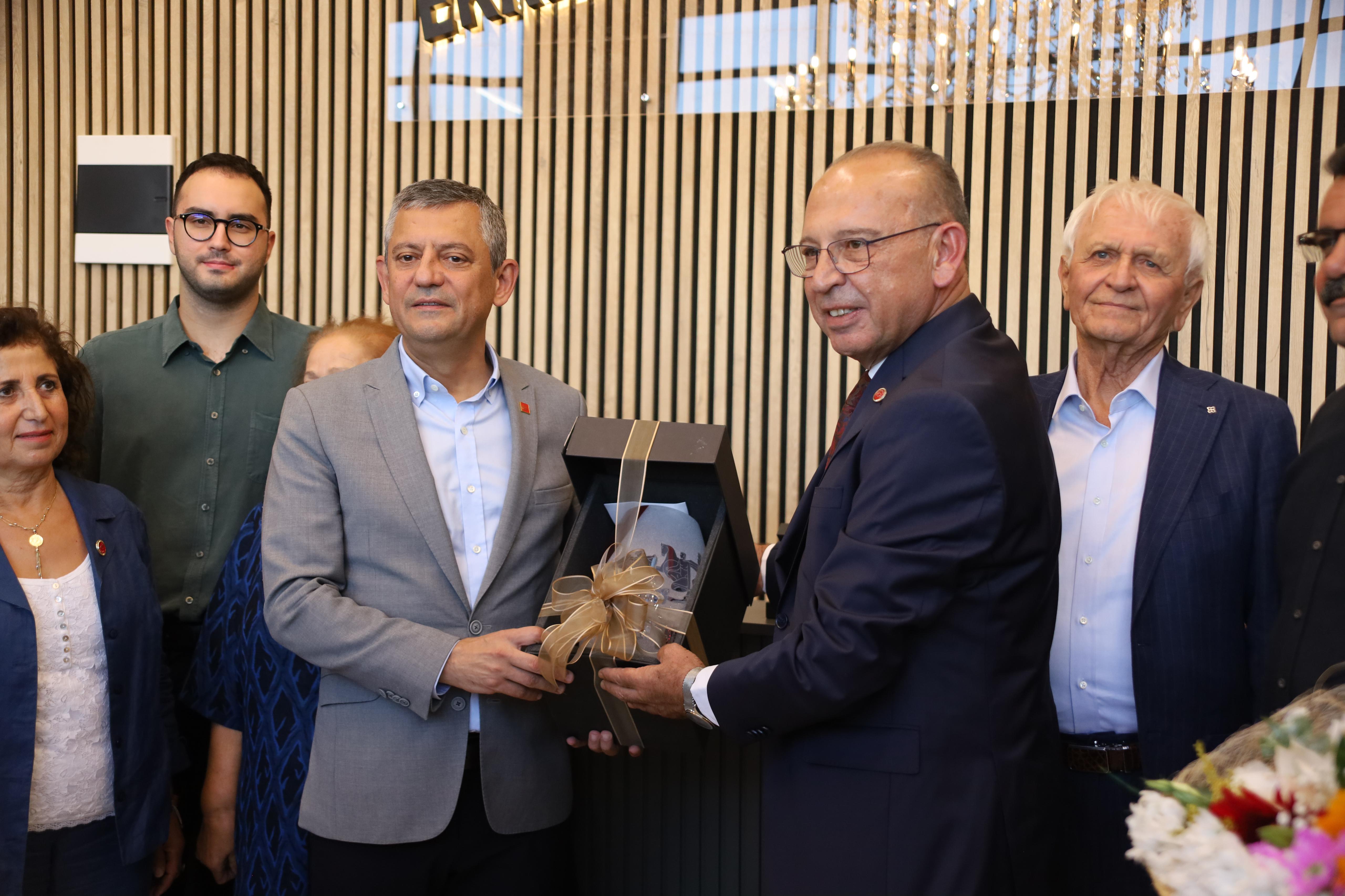 CHP Genel Başkanı Özel’den Ekrem Gürel’e plaket