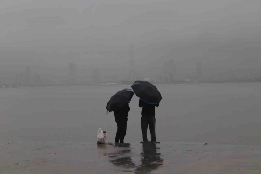 İzmir’de sağanak yağıştan nasibini aldı!