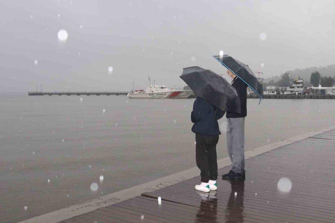 İzmir’de sağanak yağıştan nasibini aldı!