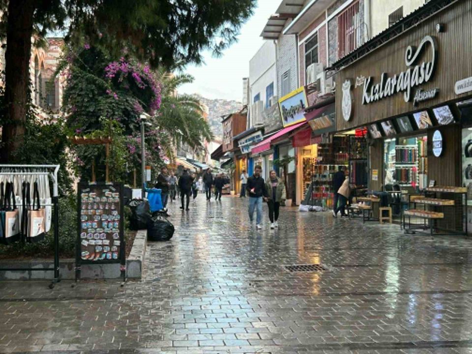 İzmir’de sağanak yağıştan nasibini aldı!