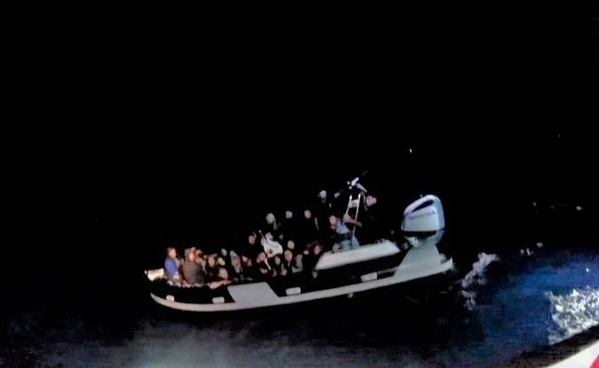 İzmir açıklarında 33 düzensiz göçmen kurtarıldı, 50 göçmen yakalandı