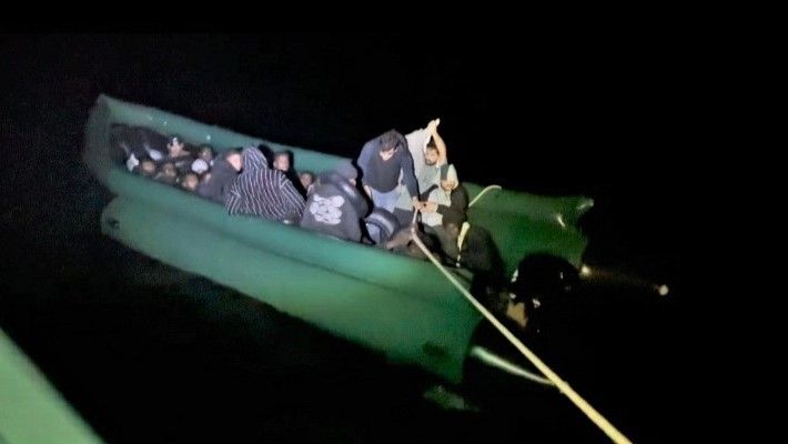 İzmir açıklarında 33 düzensiz göçmen kurtarıldı, 50 göçmen yakalandı