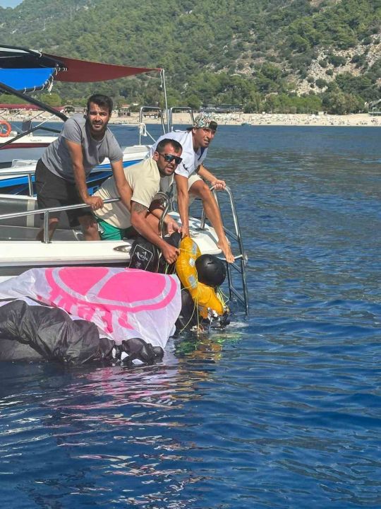 Ege'de acı haber: Denize düşen ünlü yamaç paraşütçüsü hayatını kaybetti!