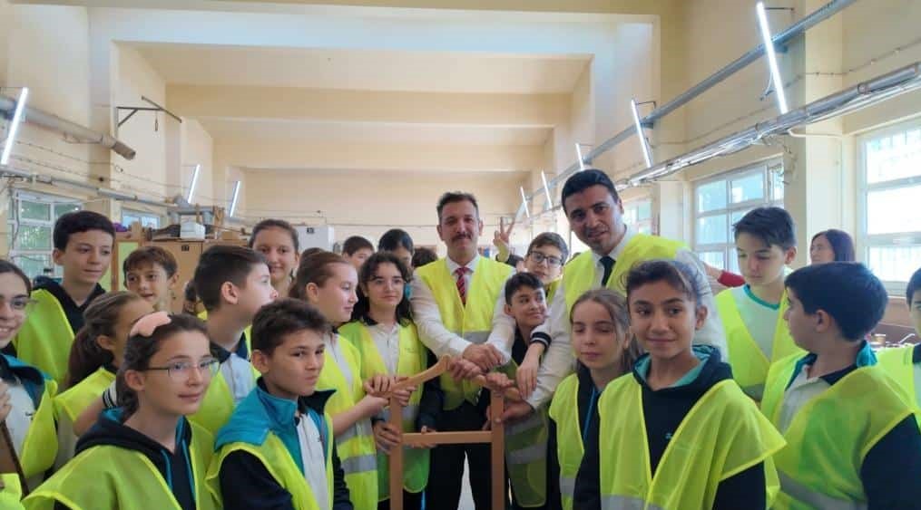 Turgutlu’da “Atölyede 1 Gün” Projesiyle Öğrenciler Geleceğin Mesleklerini Keşfetti