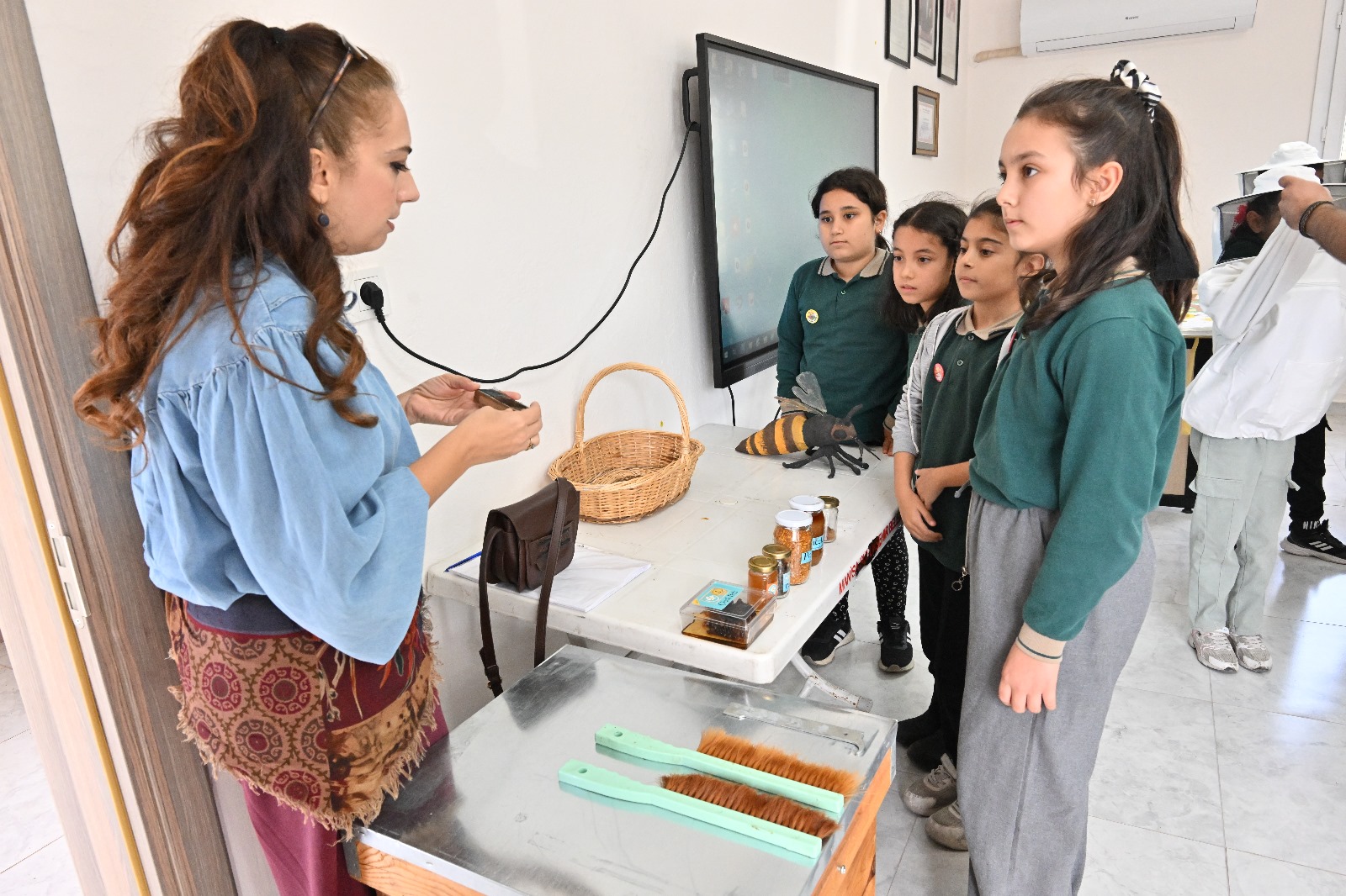 Minik Ziyaretçiler Arıların Sırlarını Keşfetti