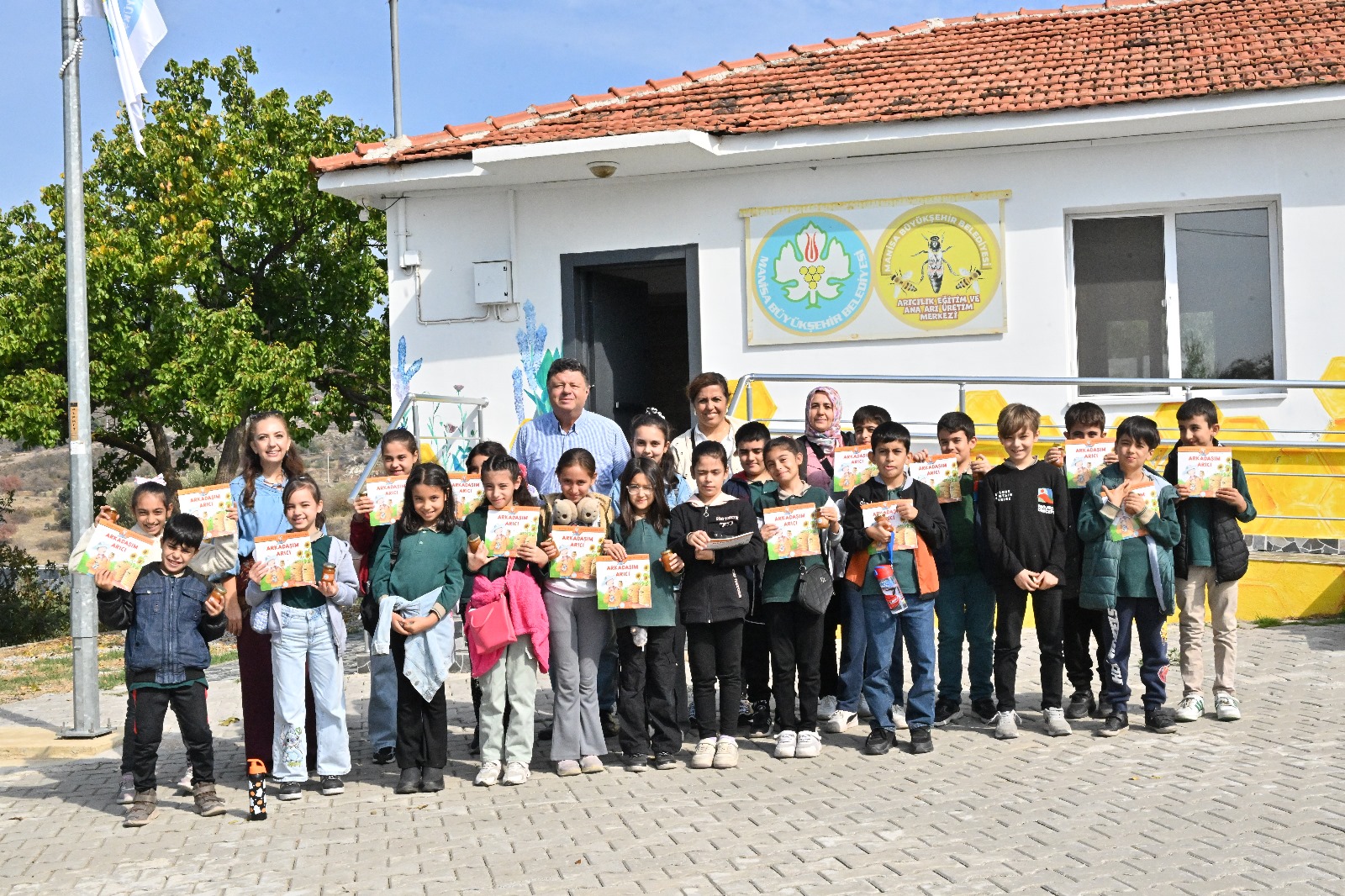 Minik Ziyaretçiler Arıların Sırlarını Keşfetti