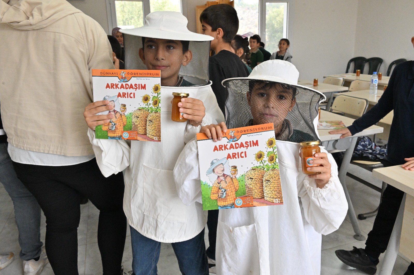 Minik Ziyaretçiler Arıların Sırlarını Keşfetti