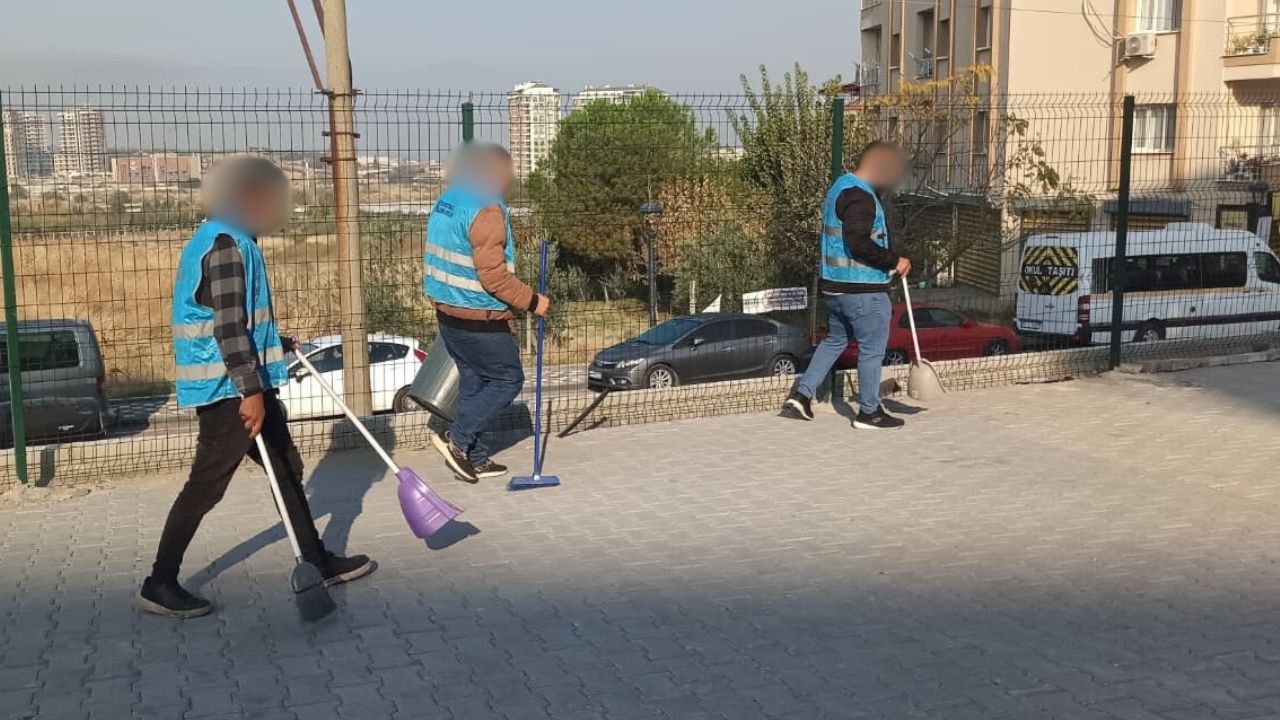 Turgutlu'da yükümlülerden Kur’an Kursu Temizliği
