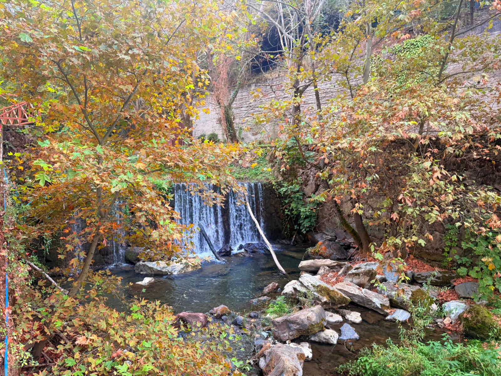 Salihli Kurşunlu Şelalesi’nde Sonbahar