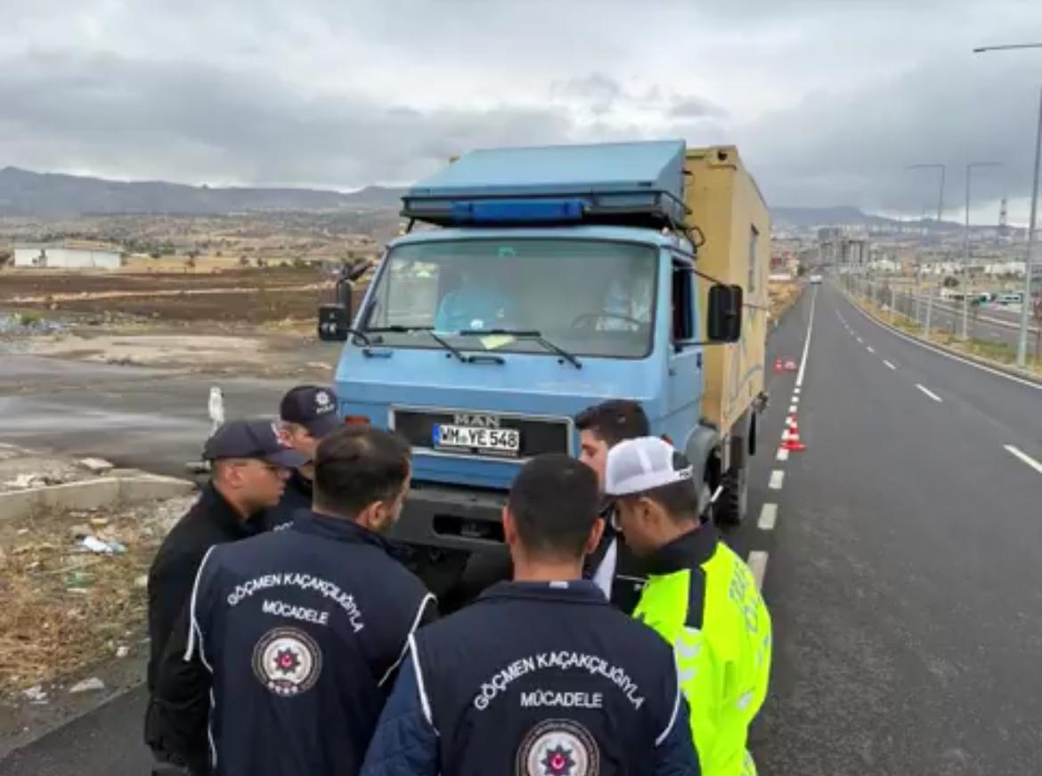 169 Göçmen Kaçakçısı ve 783 Göçmen Yakalandı