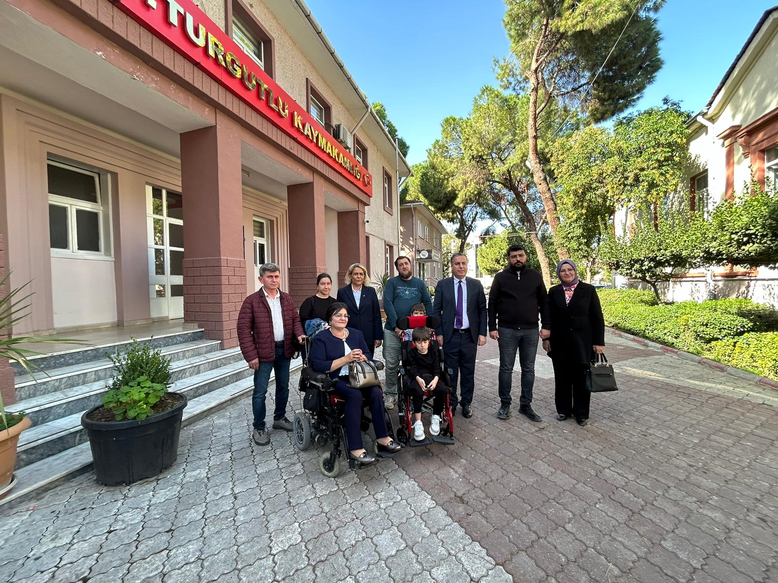 Manisa'da Dayanışma Örneği SMA Hastası Feyyaz Alperen’e Akülü Sandalye Desteği