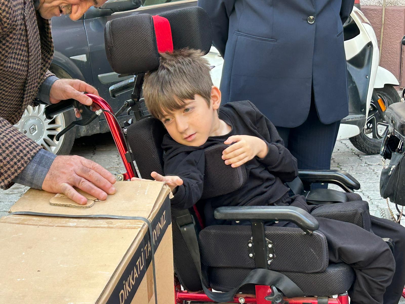 Manisa'da Dayanışma Örneği SMA Hastası Feyyaz Alperen’e Akülü Sandalye Desteği