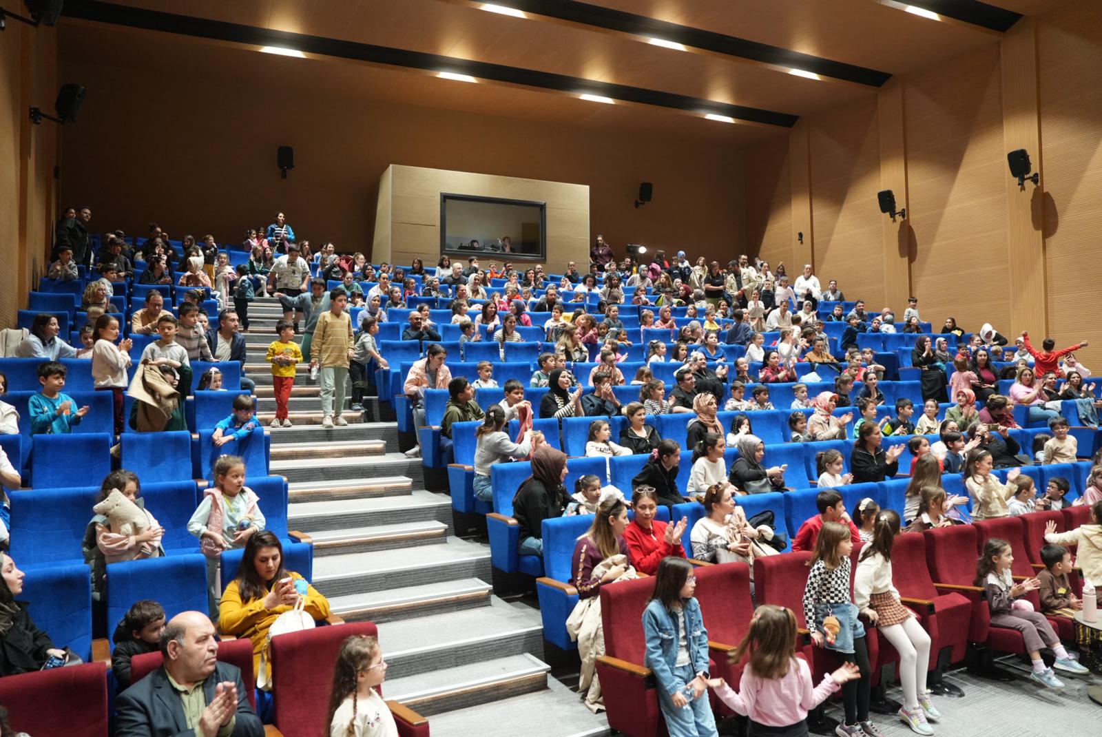 “Kral Çıplak” Çocuk Oyunu Turgutlu’da minik seyircilerin beğenisini topladı