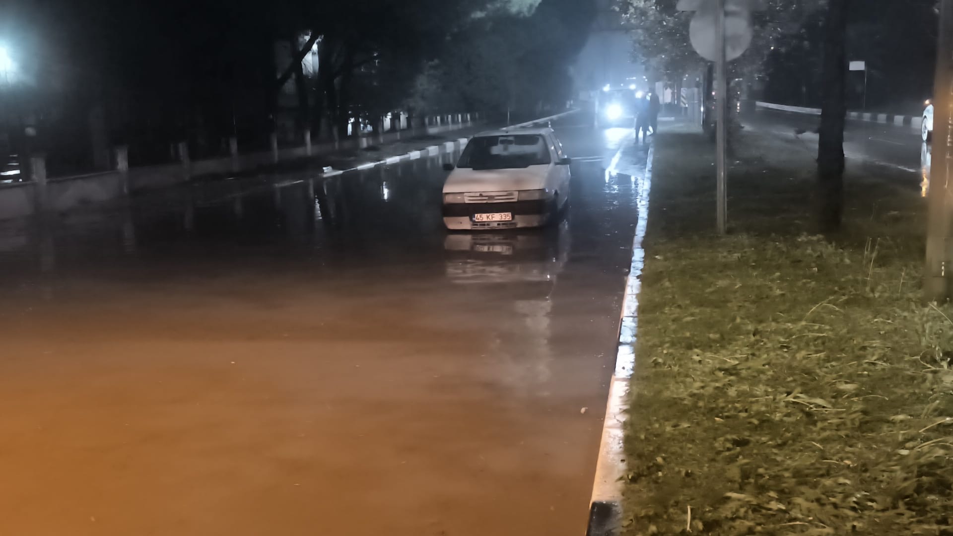 Sağanak nedeniyle yol kapandı, tıkanan rögar kapağını polis ve vatandaş açtı