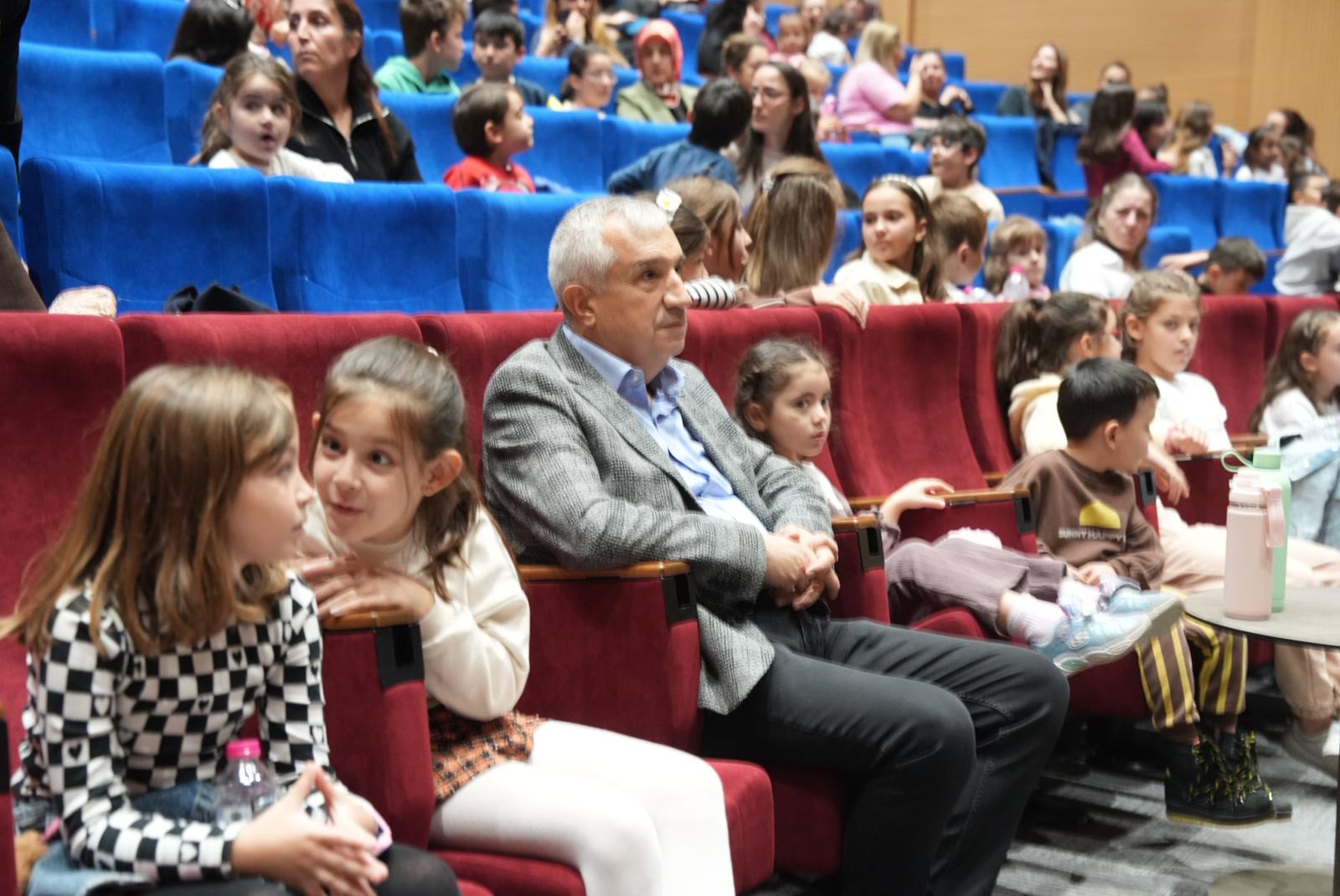 “Kral Çıplak” Çocuk Oyunu Turgutlu’da minik seyircilerin beğenisini topladı