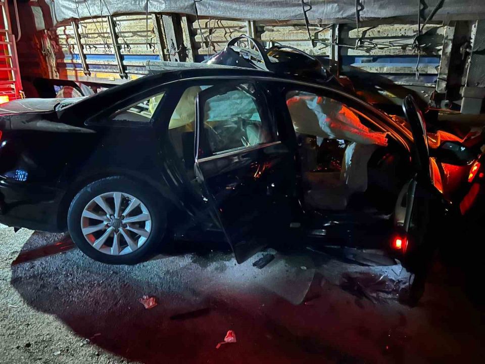 Ege'de trafik kazası can aldı: Otomobil tırla çarpıştı 2 ölü, 2 yaralı!