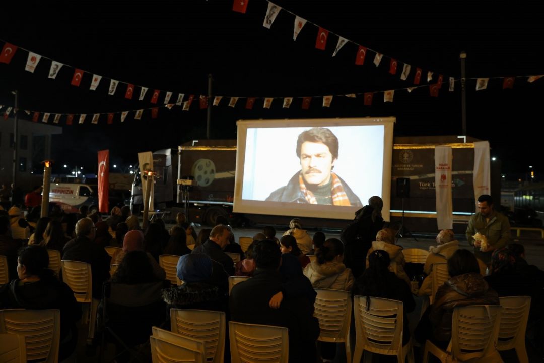 Manisa'da vatandaşlara açık havada sinema keyfi