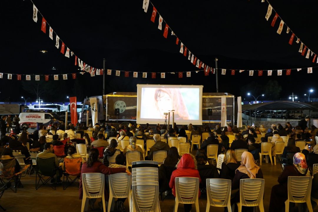 Manisa'da vatandaşlara açık havada sinema keyfi