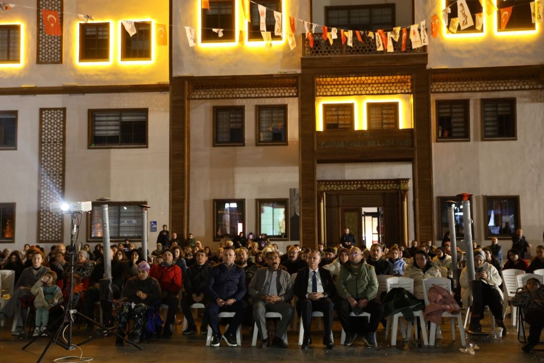 Manisa'da vatandaşlara açık havada sinema keyfi