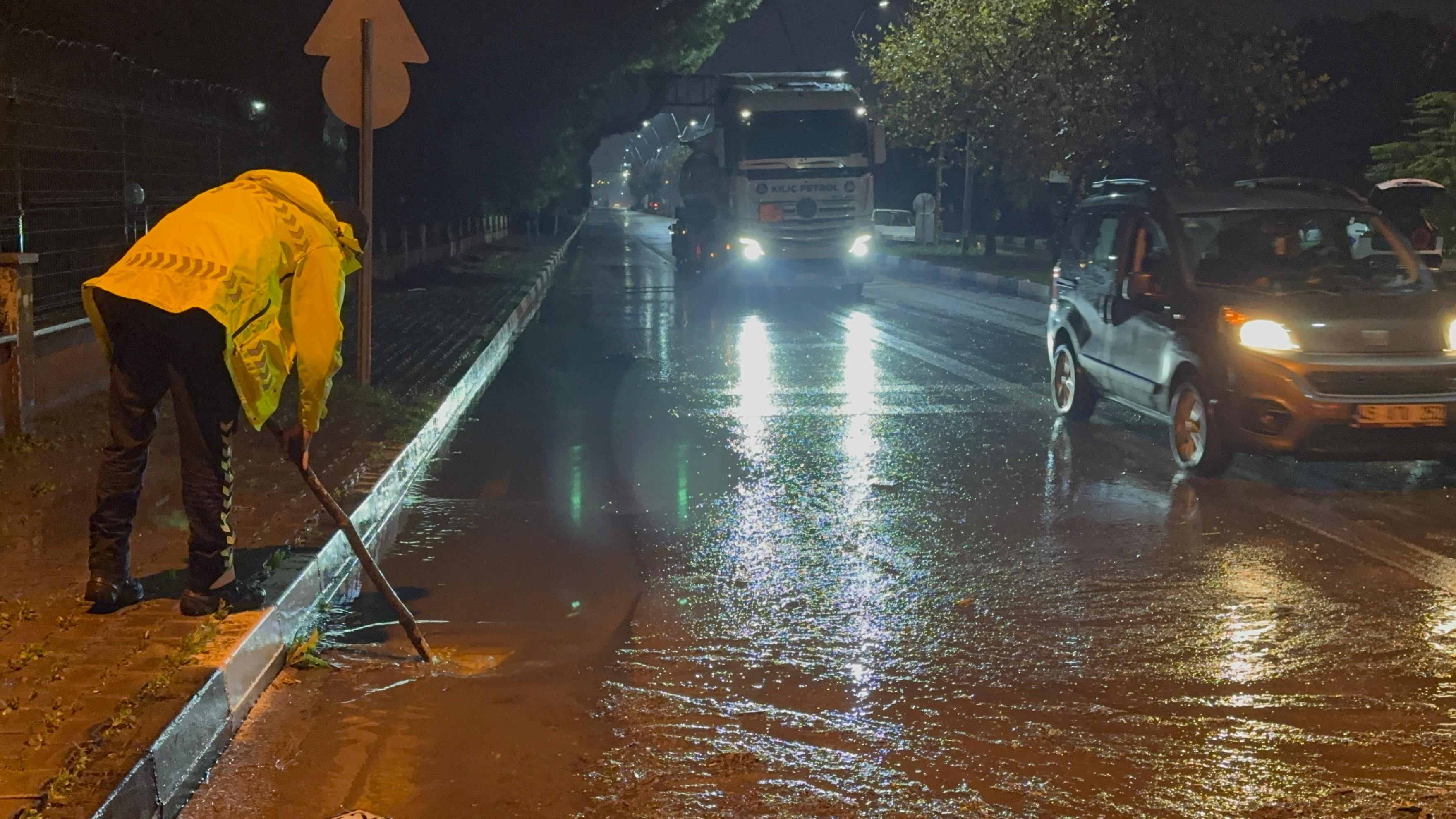 Sağanak nedeniyle yol kapandı, tıkanan rögar kapağını polis ve vatandaş açtı