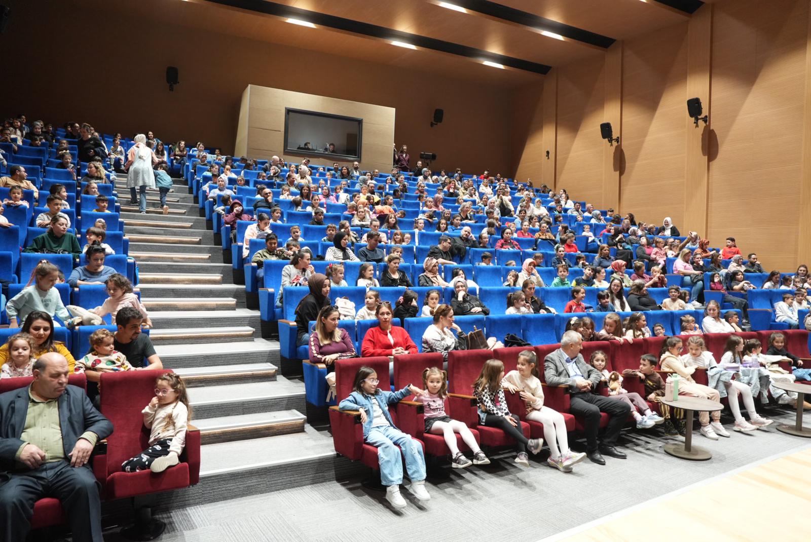 “Kral Çıplak” Çocuk Oyunu Turgutlu’da minik seyircilerin beğenisini topladı