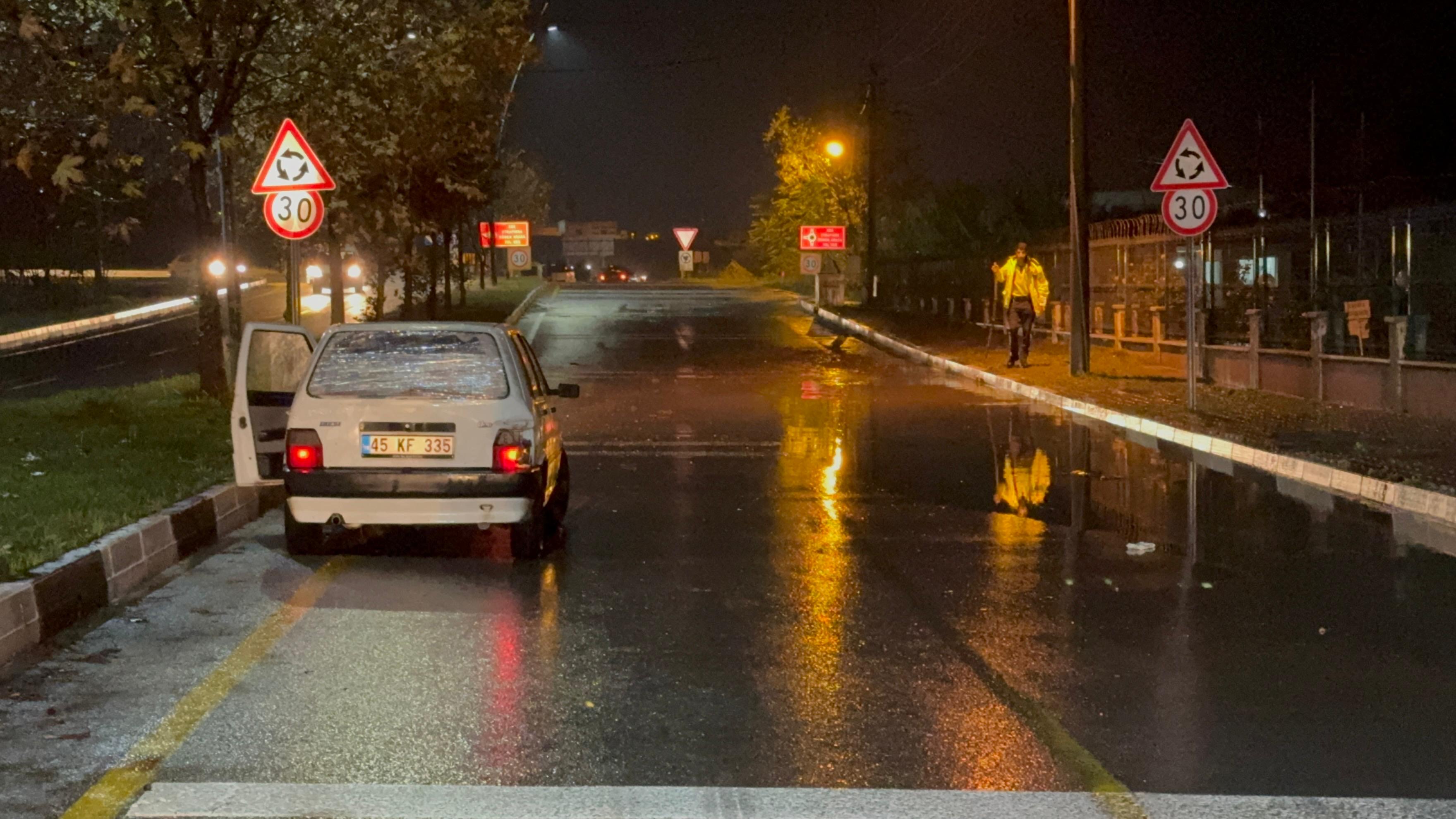 Sağanak nedeniyle yol kapandı, tıkanan rögar kapağını polis ve vatandaş açtı