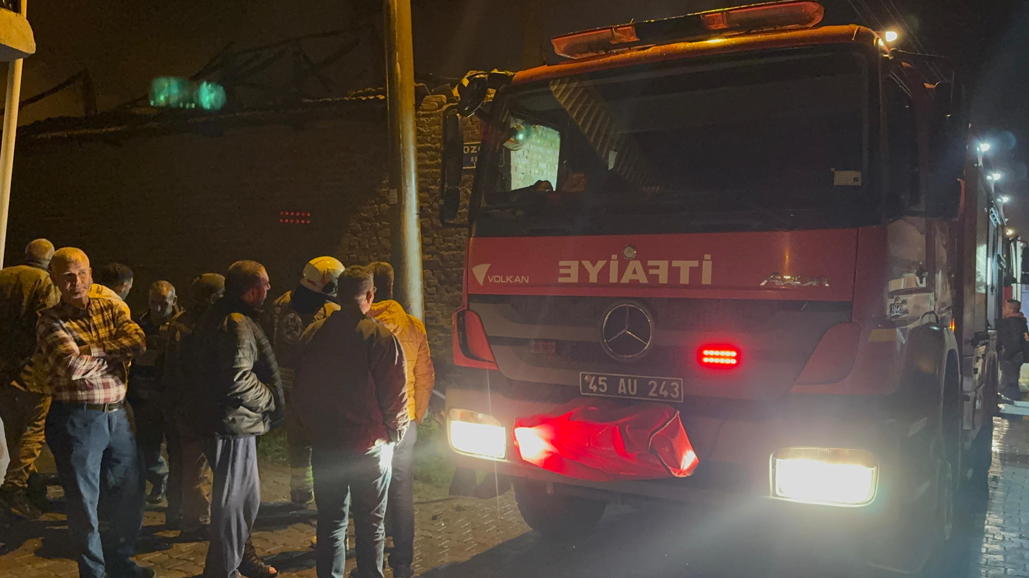 Turgutlu’da yangın! İki ev zarar gördü