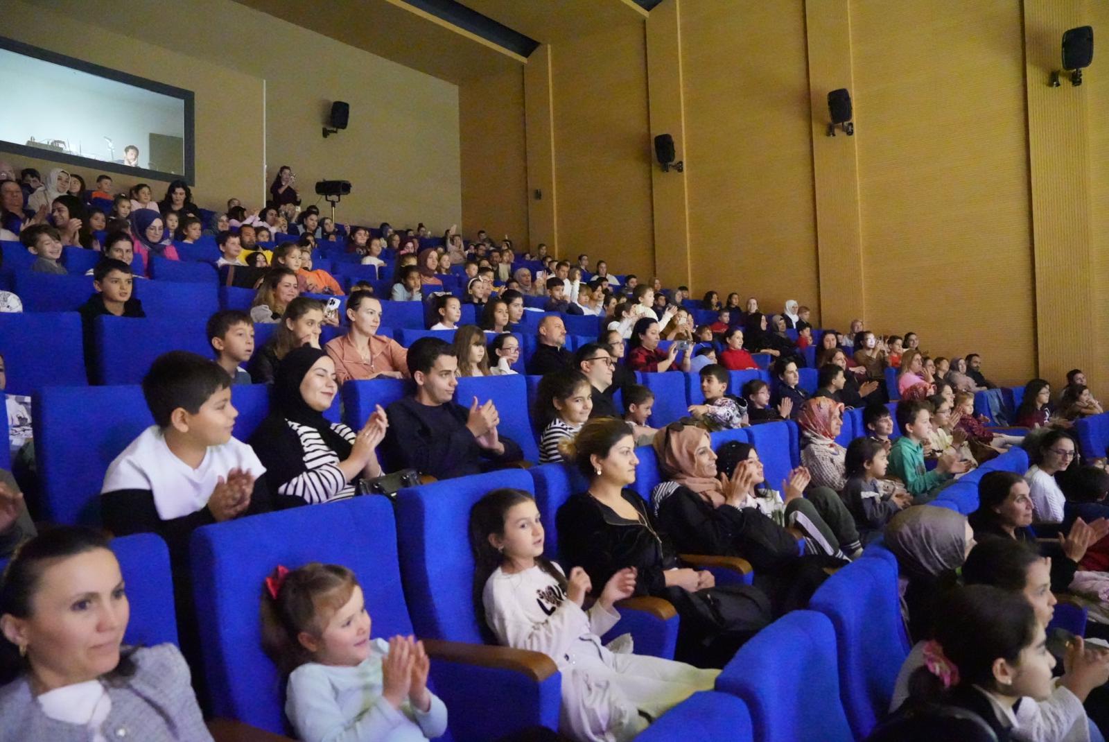 “Kral Çıplak” Çocuk Oyunu Turgutlu’da minik seyircilerin beğenisini topladı
