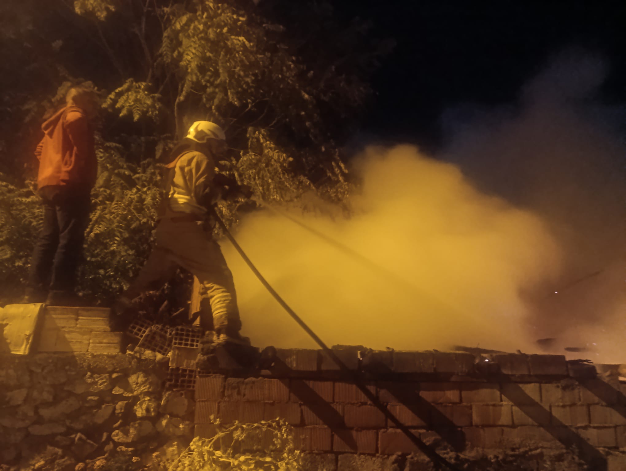 Turgutlu’da yangın! İki ev zarar gördü