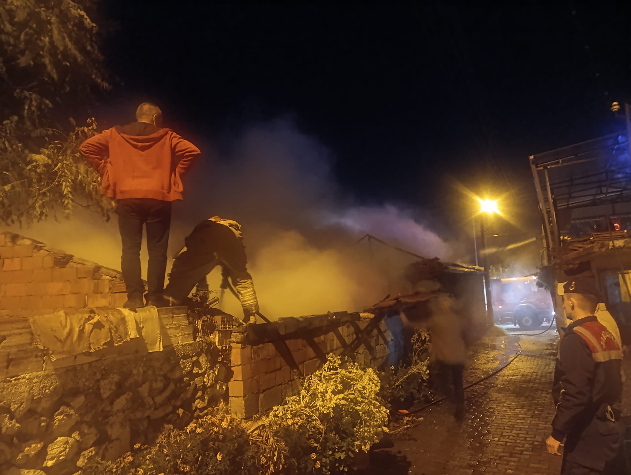 Turgutlu’da yangın! İki ev zarar gördü