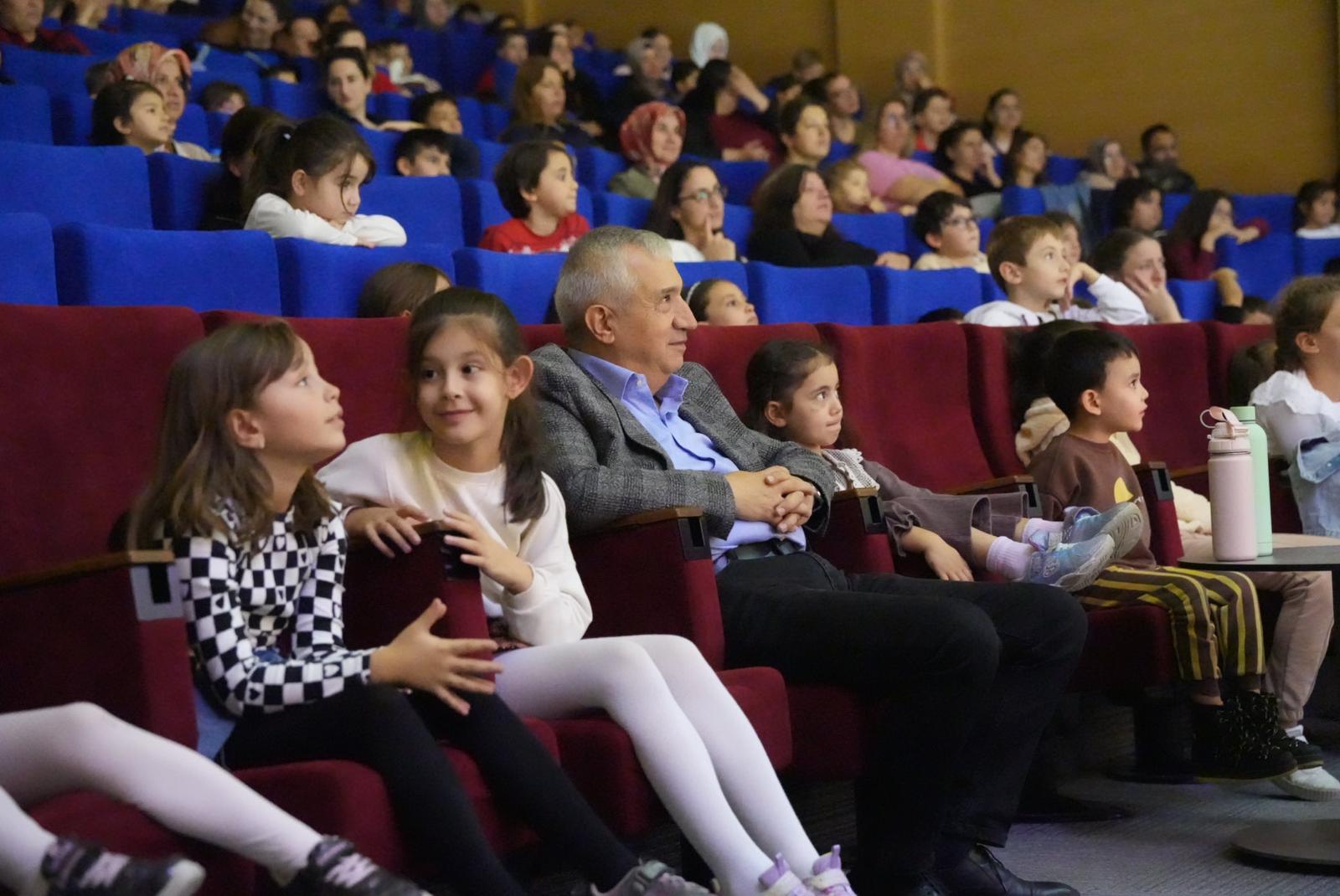 “Kral Çıplak” Çocuk Oyunu Turgutlu’da minik seyircilerin beğenisini topladı
