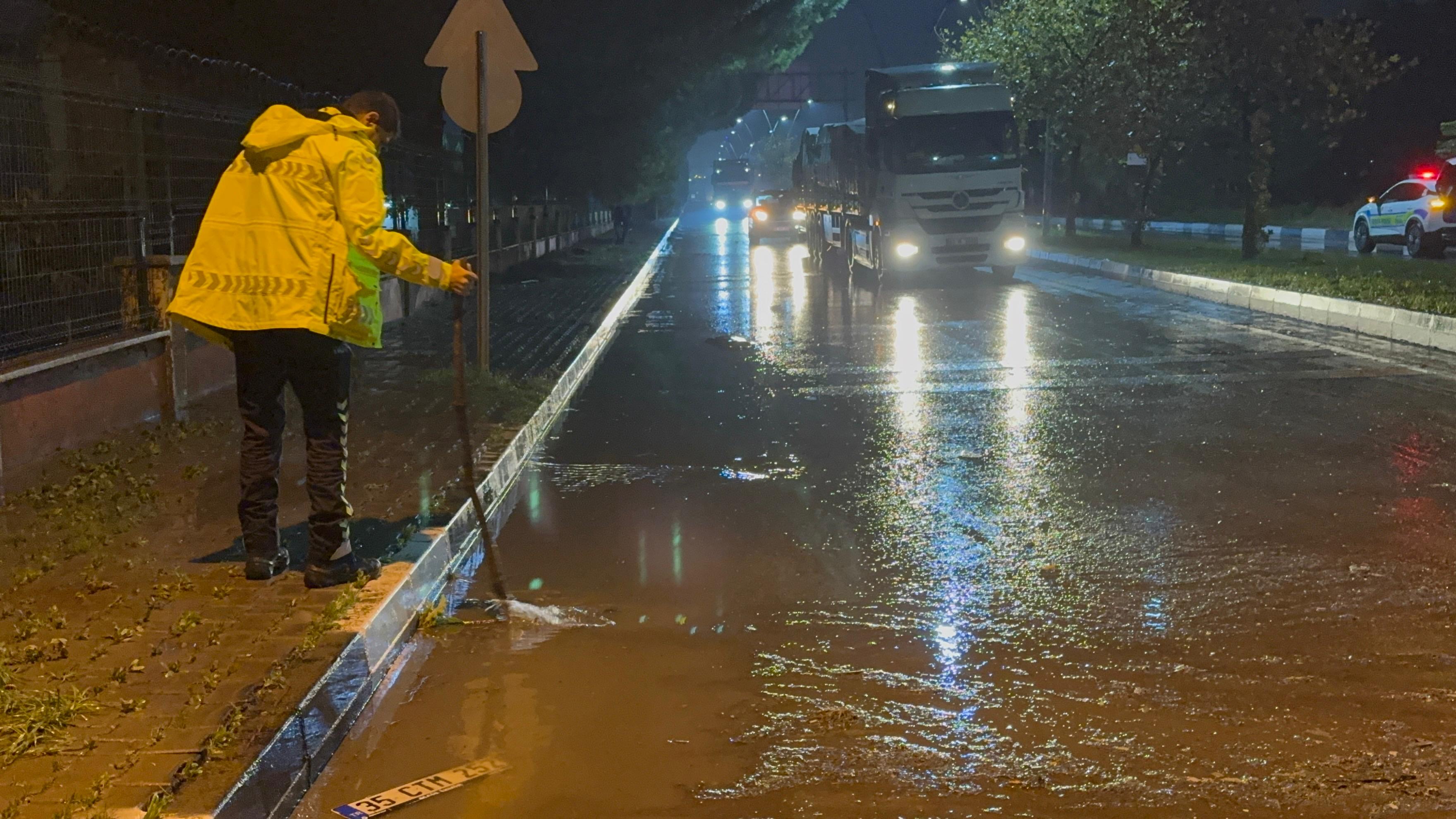 Sağanak nedeniyle yol kapandı, tıkanan rögar kapağını polis ve vatandaş açtı