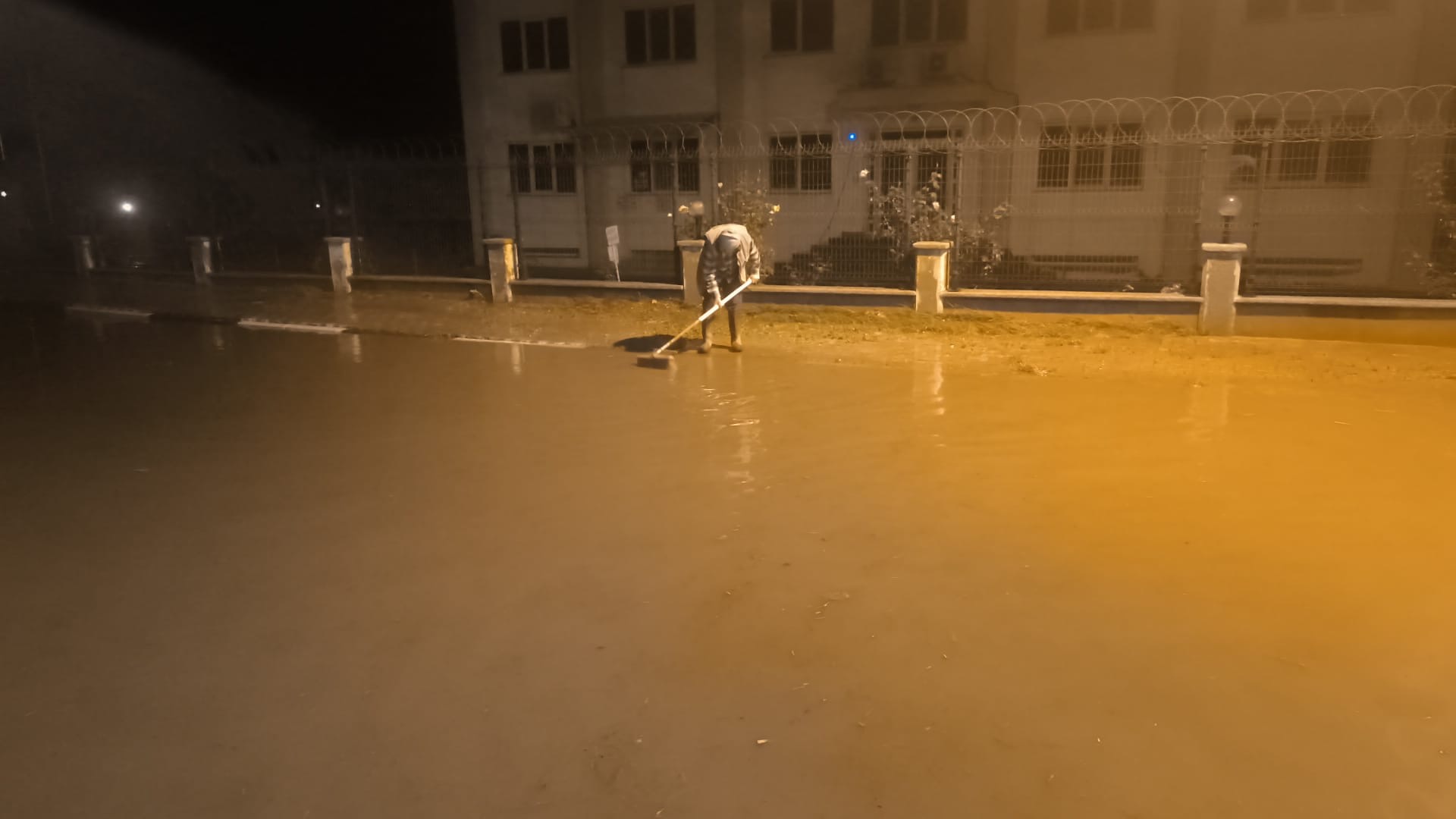 Sağanak nedeniyle yol kapandı, tıkanan rögar kapağını polis ve vatandaş açtı