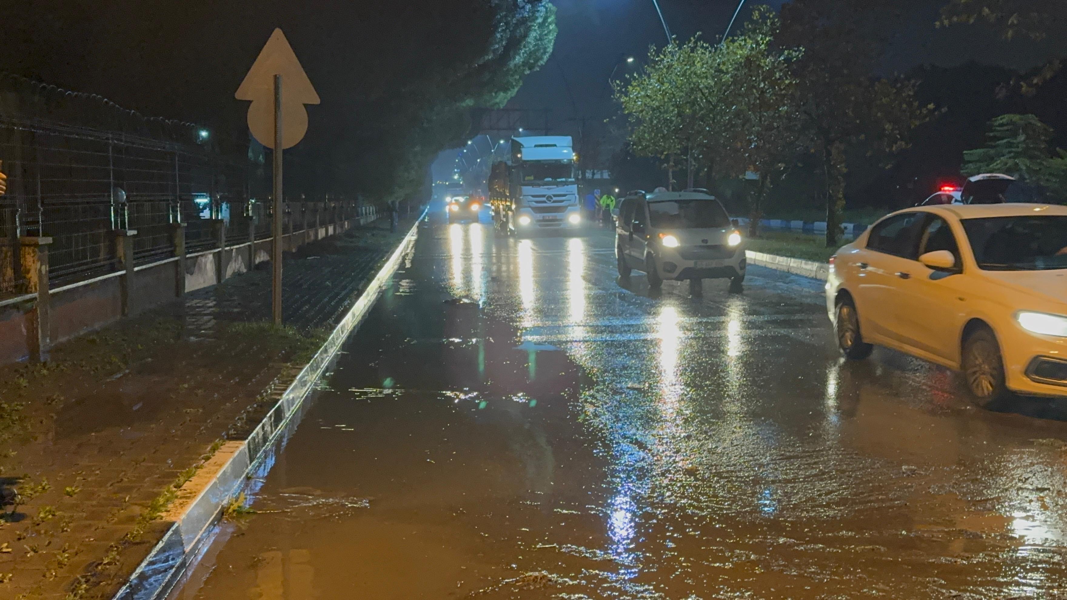 Sağanak nedeniyle yol kapandı, tıkanan rögar kapağını polis ve vatandaş açtı