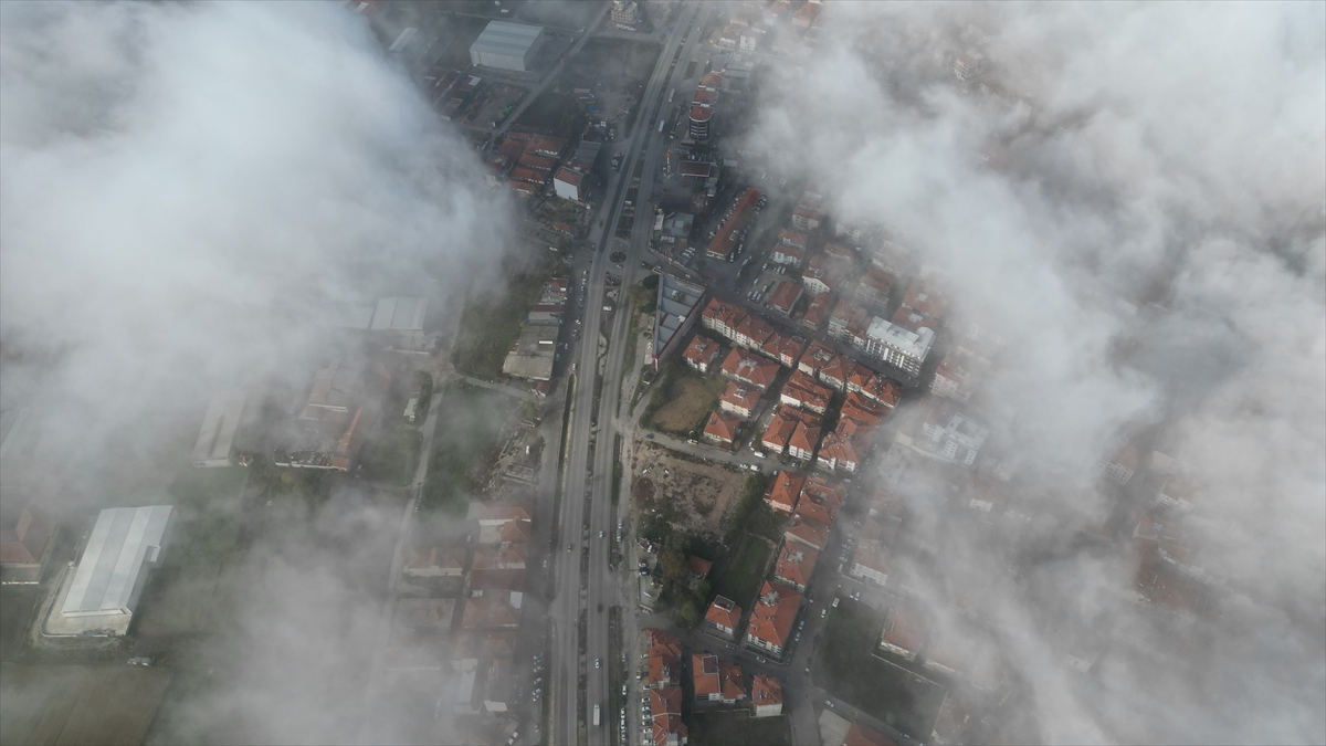 Yanık Ülke'de sisin oluşturduğu manzara havadan görüntülendi