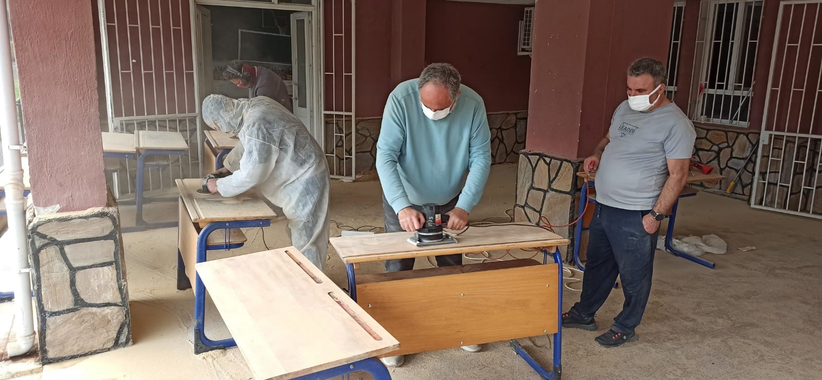 Ödemiş'te öğretmenler okullarını elleriyle yeniliyor
