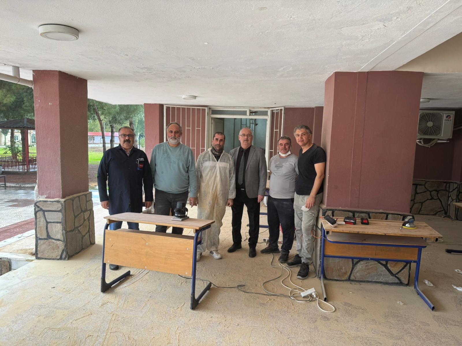 Ödemiş'te öğretmenler okullarını elleriyle yeniliyor