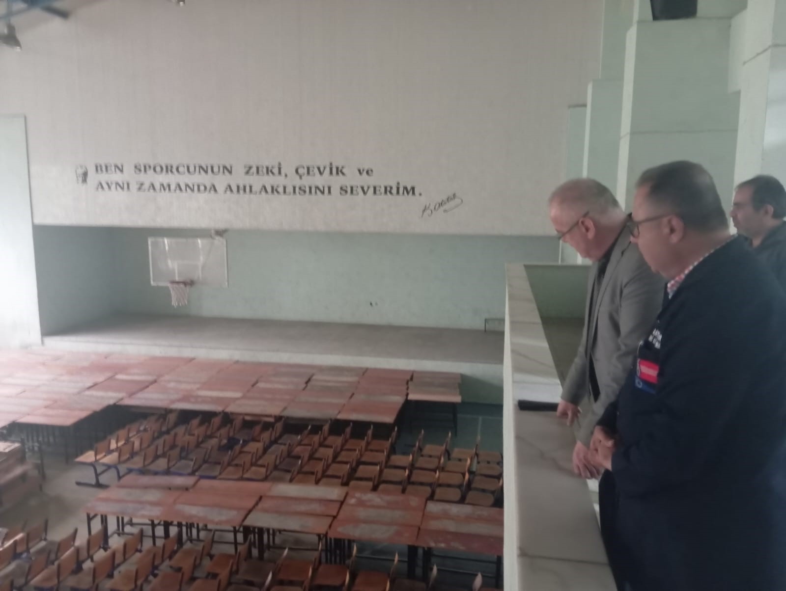 Ödemiş'te öğretmenler okullarını elleriyle yeniliyor